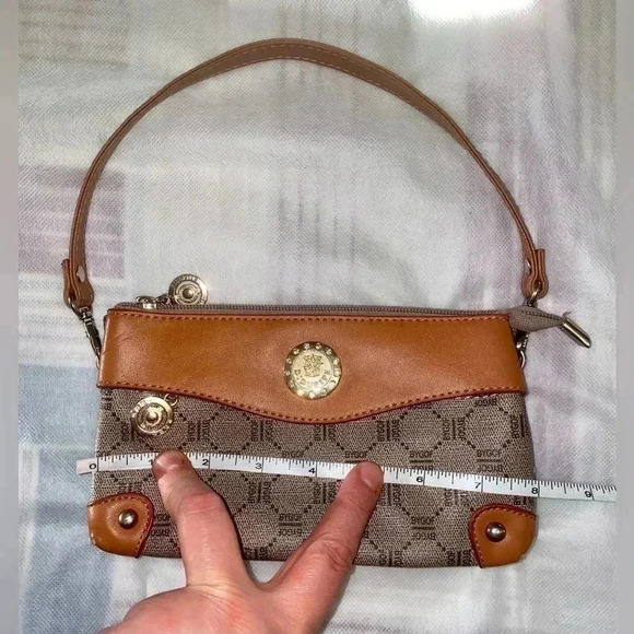 Cute little wallet. No name. Great condition - Picture 4 of 8